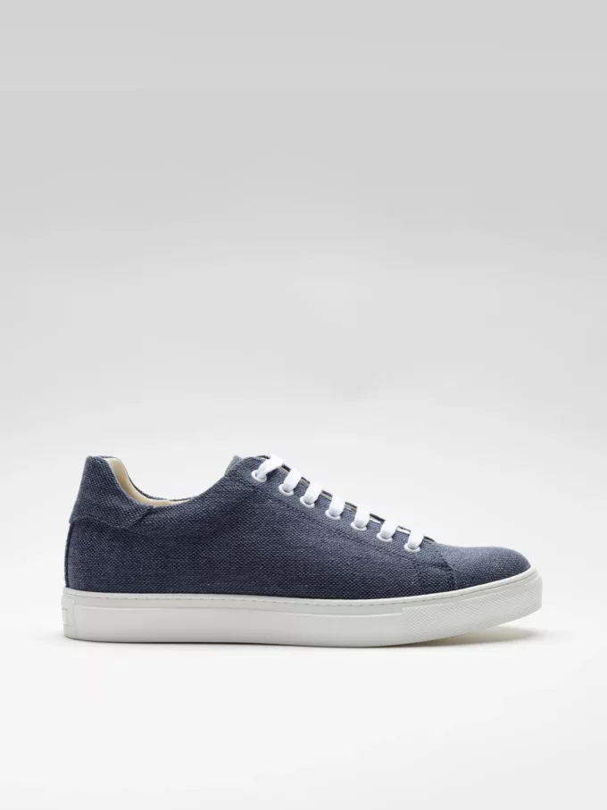 La zapatilla vegana de cañamo V1 de Solari Milano, es un zapato sostenible muy resistente y cómodo. Fabricado con cáñamo transpirable y biomateriales libres de crueldad, como forro de bambú. Son 100% hechos a mano en Italia por artesanos locales.